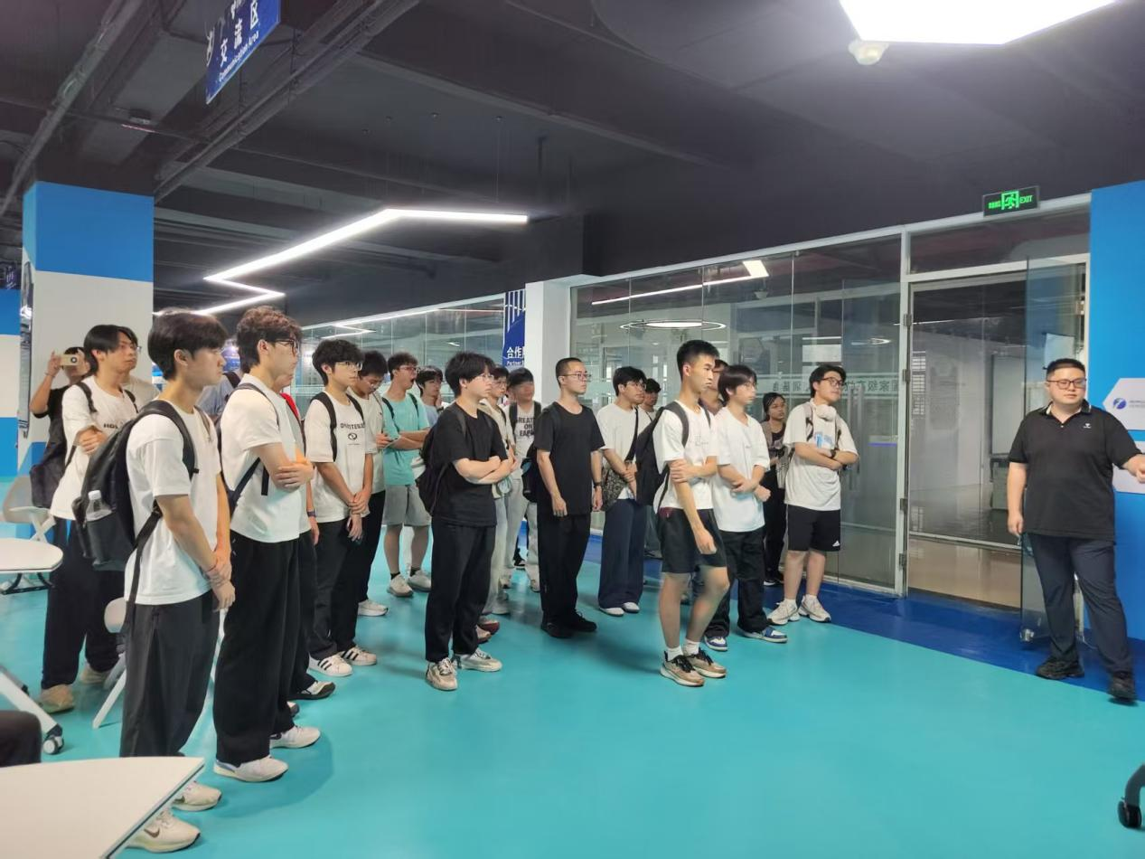 同学们参观佳帆科技