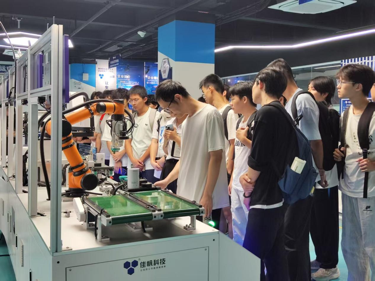 同学们参观佳帆科技