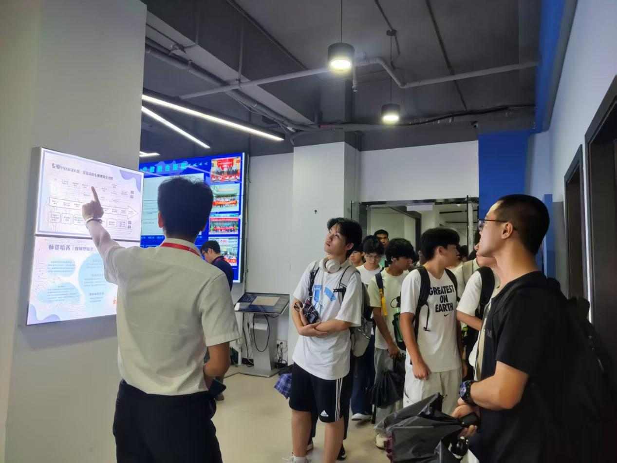 同学们参观腾科