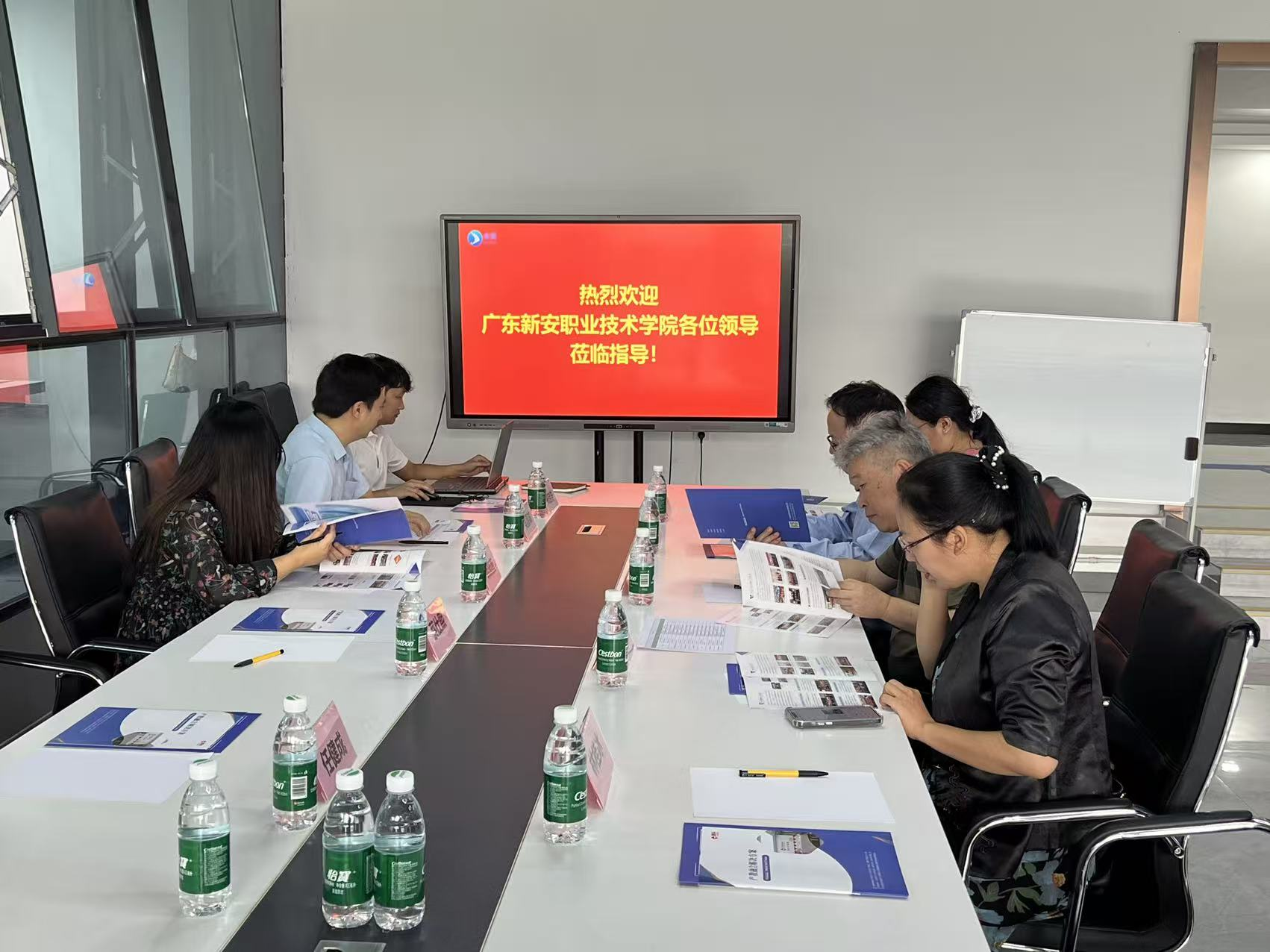 参观环节结束后，双方召开了专题交流会议