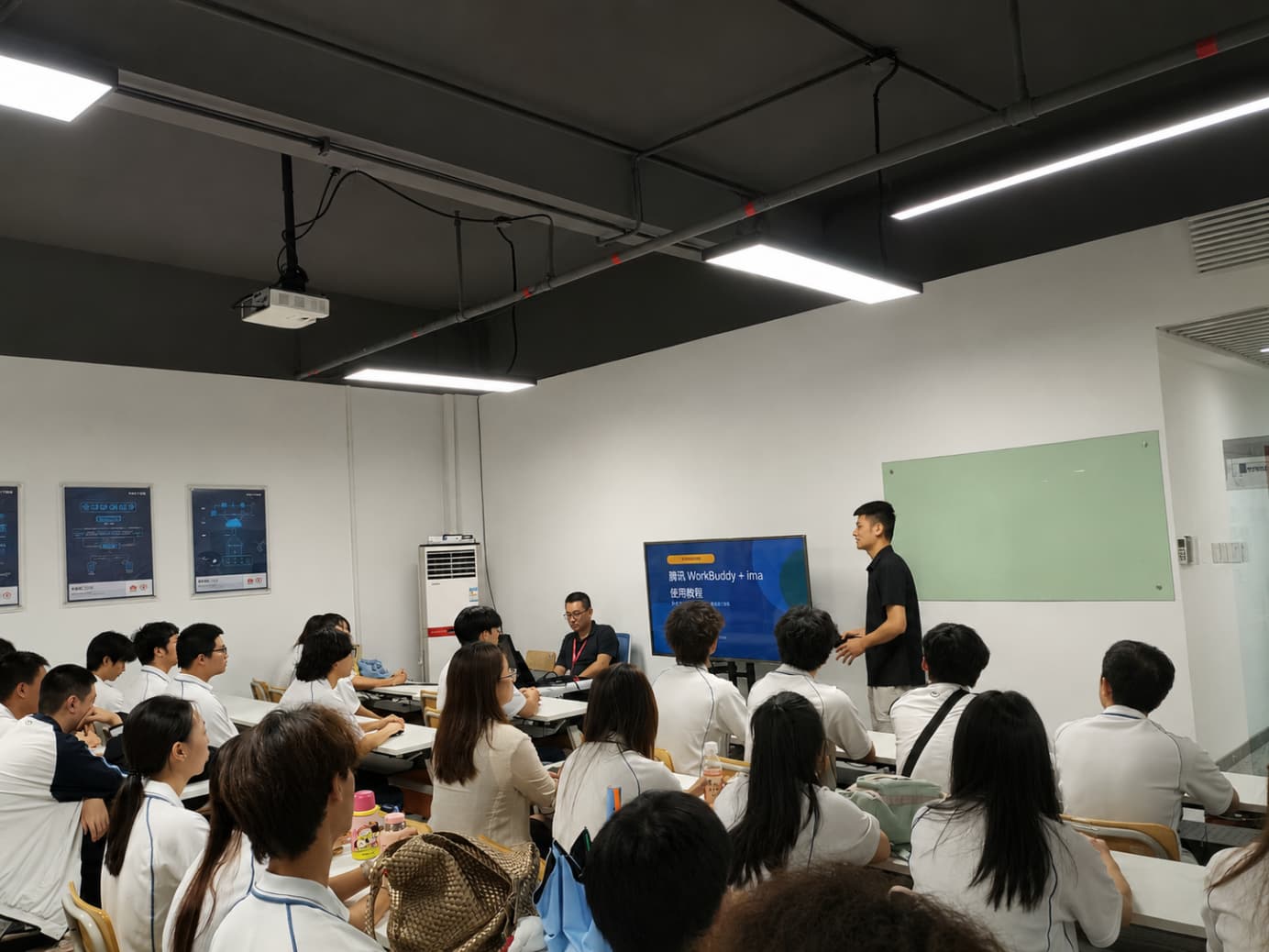 腾讯云谌龙谌总为学生进行分享