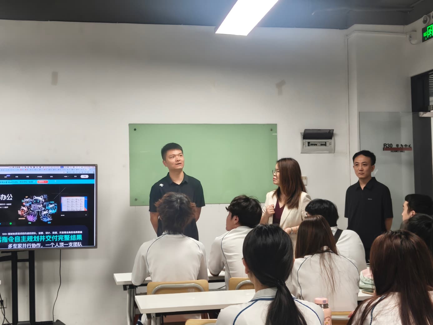 腾讯云谌龙谌总为学生进行分享 腾讯云谌龙谌总为学生进行分享