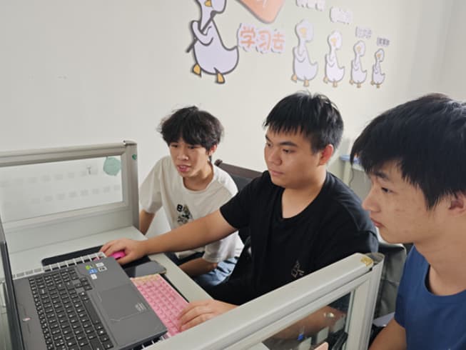 黄嘉浩、曾德生两位老师指导学生备赛